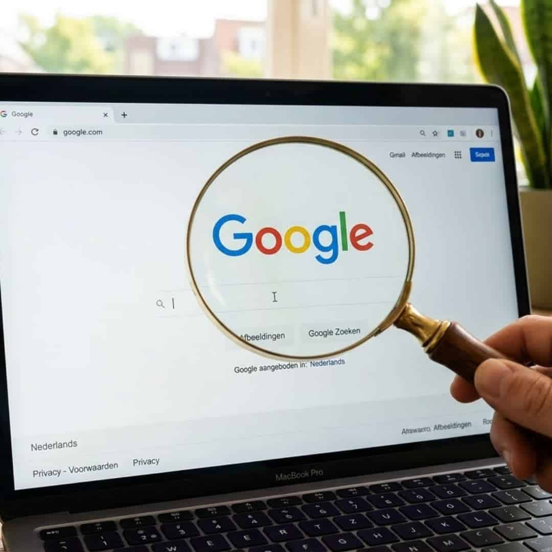 Zoeken op Google met een vergrootglas.